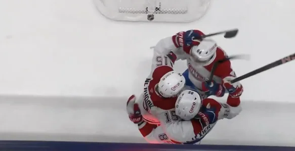 Le défenseur David Reinbacher, avec ses coéquipiers du Canadien de Montréal.