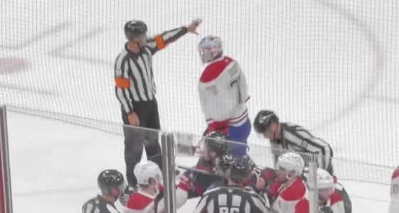 Larbitre est en discussion avec le gardien du Canadien de Montréal, Jakub Dobes, lors du duel en séries éliminatoires de la LNH contre les Hurricanes de la Caroline.