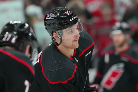 2 mai 2026 ; Raleigh, Caroline du Nord, États-Unis ; le défenseur des Hurricanes de la Caroline, Charles Alexis Legault (62), patine lors de léchauffement avant le match contre les Flyers de Philadelphie au Lenovo Center.