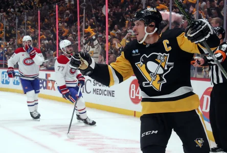 2 novembre 2024 ; Pittsburgh, Pennsylvanie, États-Unis ; Sidney Crosby (87), centre des Penguins de Pittsburgh, après avoir marqué un but contre les Canadiens de Montréal en première période à la PPG Paints Arena.