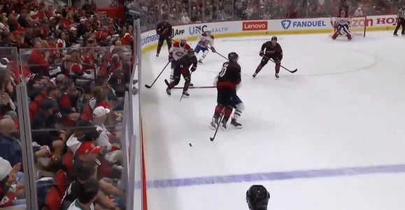 Sebastian Aho, des Hurricanes de la Caroline, face aux Canadiens de Montréal.