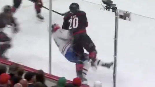 Mise en &eacute;chec dangereuse de Sebastian Aho envers Jake Evans: une sanction de la LNH est avanc&eacute;e