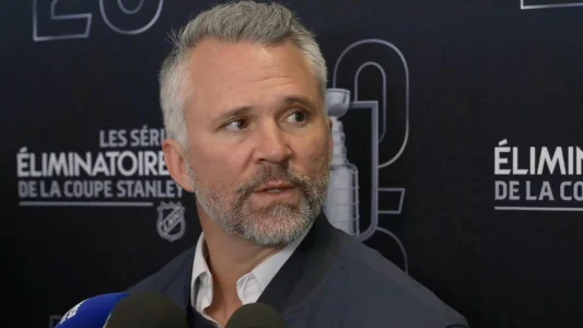 Lentraîneur-chef du Canadien de Montréal, Martin St-Louis, en point de presse devant les médias.