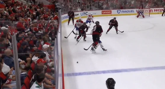 Coup de Sebastian Aho sur Jake Evans, du Canadien de Montréal.