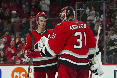 19 janvier 2023 ; Raleigh, Caroline du Nord, États-Unis ; le centre des Hurricanes de la Caroline, Sebastian Aho (20), et le gardien de but, Frederik Andersen (31), célèbrent leur victoire contre le Wild du Minnesota au PNC Arena.