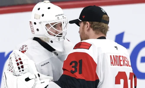 21 novembre 2025; Winnipeg (Manitoba, Canada); Les gardiens de but des Hurricanes de la Caroline, Brandon Bussi (32) et Frederik Andersen (31), célèbrent leur victoire contre les Jets de Winnipeg au Canada Life Centre.