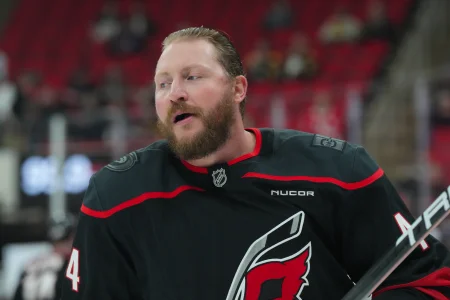 7 avril 2026 ; Raleigh, Caroline du Nord, États-Unis ; Nicolas Deslauriers (44), ailier gauche des Hurricanes de la Caroline, patine à léchauffement avant le match contre les Bruins de Boston au Lenovo Center.