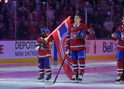 18 octobre 2025; Montréal, Québec, Canada; le défenseur des Canadiens de Montréal, Lane Hutson (48), pendant lhymne national avant le match contre les Rangers de New York au Centre Bell.