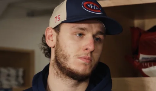 Le gardien du Canadien de Montréal, Jakub Dobes, en point de presse après la défaite contre les Hurricanes de la Caroline.
