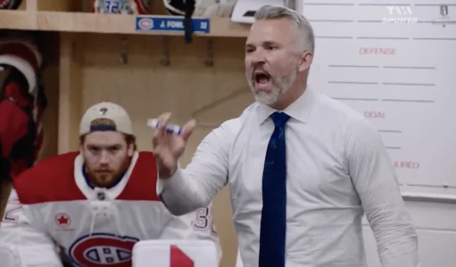 Lentraîneur-chef du Canadien de Montréal, Martin St-Louis, dans le vestiaire de léquipe face aux Hurricanes de la Caroline.