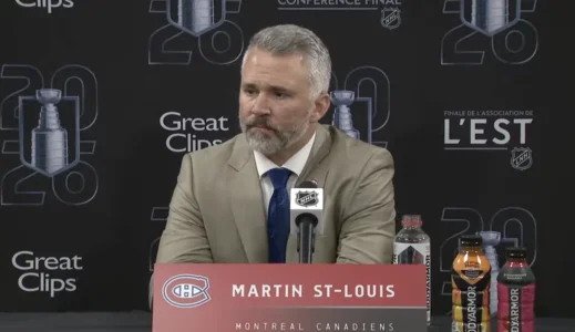 Lentraîneur-chef du Canadien de Montréal, Martin St-Louis, en point de presse devant les médias après la défaite face aux Hurricanes de la Caroline.