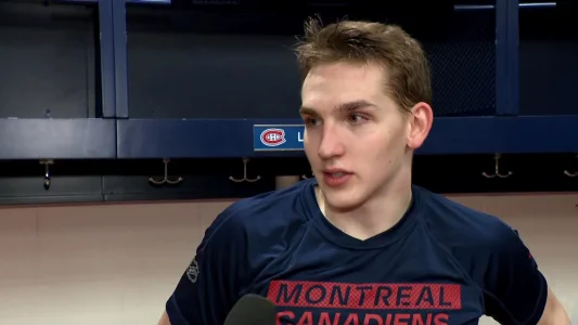 Le jeune défenseur du Canadien de Montréal, Lane Hutson, en point de presse devant les médias.