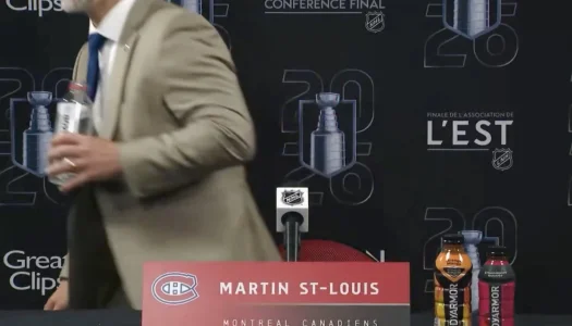 Lentraîneur-chef du Canadien de Montréal, Martin St-Louis, en point de presse devant les médias après la défaite contre les Hurricanes de la Caroline.