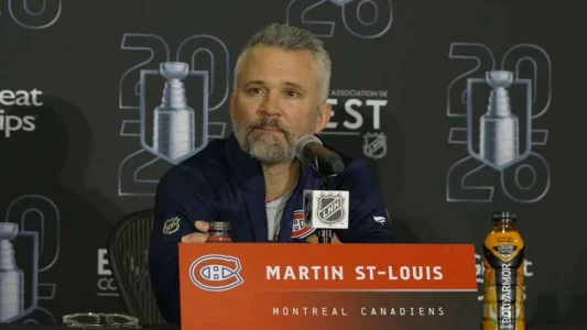 Martin St-Louis en point de presse devant les médias.