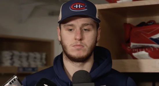 Jakub Dobes a point&eacute; du doigt un joueur en particulier apr&egrave;s le revers en prolongation contre les Hurricanes