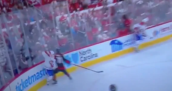Coup dangereux de Taylor Hall sur Lane Hutson, entre le Canadien de Montréal et les Hurricanes de la Caroline.