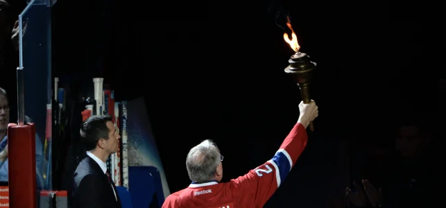 16 octobre 2014; Montréal (Québec), Canada; Ken Dryden, ancien gardien des Canadiens, allume la flamme avant le match opposant les Bruins de Boston aux Canadiens de Montréal au Centre Bell.