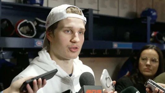 Lattaquant du Canadien de Montréal, Oliver Kapanen, en point de presse devant les médias.