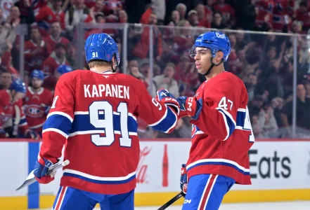24 mars 2026; Montréal, Québec, Canada; Lattaquant des Canadiens de Montréal, Oliver Kapanen (91), célèbre avec son coéquipier, le défenseur Jayden Struble (47), après avoir marqué un but contre les Hurricanes de la Caroline en première période au Centre Bell.