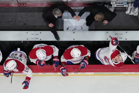 21 mai 2026 ; Raleigh, Caroline du Nord, États-Unis ; Ivan Demidov (93), ailier droit des Canadiens de Montréal, célèbre un but de lailier gauche Juraj Slafkovsky (non visible sur la photo) contre les Hurricanes de la Caroline, lors de la troisième période du premier match de la finale de la Conférence Est des séries éliminatoires de la Coupe Stanley 2026 au Lenovo Center.