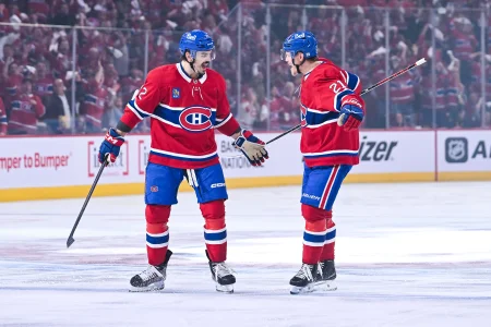 16 mai 2026; Montréal, Québec, Canada; Le défenseur des Canadiens de Montréal, Arber Xhekaj (72), célèbre avec le défenseur Kaiden Guhle (21) son but contre les Sabres de Buffalo lors de la première période du sixième match de la deuxième ronde des séries éliminatoires de la Coupe Stanley 2026 au Centre Bell.
