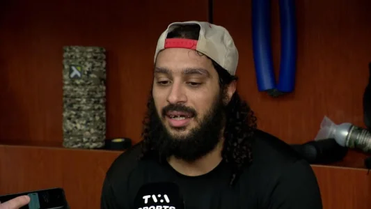 Jalen Chatfield, des Hurricanes de la Caroline, en point de presse devant les médias avant daffronter le Canadien de Montréal.