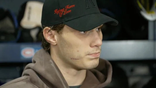 Lattaquant du Canadien de Montréal, Juraj Slafkovsky, en point de presse devant les médias avant daffronter les Hurricanes de la Caroline.