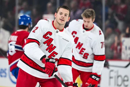 16 avril 2025; Montréal, Québec, Canada; Jesperi Kotkaniemi (82), centre des Hurricanes de la Caroline, observe léchauffement avant le match contre les Canadiens de Montréal au Centre Bell.