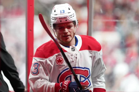 Cole Caufield inqui&egrave;te Montr&eacute;al apr&egrave;s un violent coup.