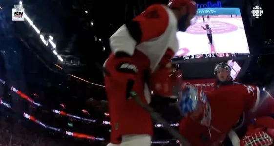 Scène impliquant le gardien de but du Canadien de Montréal, Jakub Dobes, et le défenseur des Hurricanes de la Caroline, KAndre Miller, au Centre Bell.