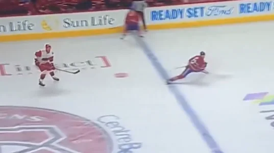 Séquence du match entre le Canadien de Montréal et les Hurricanes de la Caroline, en direct du Centre Bell et en séries éliminatoires de la Ligue nationale de hockey.