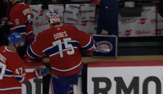 Le gardien du Canadien de Montréal, Jakub Dobes, qui quitte la patinoire après le but gagnant des Hurricanes de la Caroline en prolongation au Centre Bell.