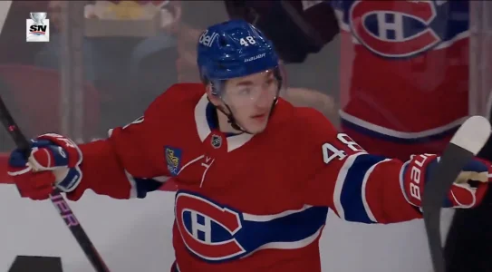 Voici ce que Lane Hutson a cri&eacute; &agrave; Cole Caufield apr&egrave;s son but contre les Hurricanes