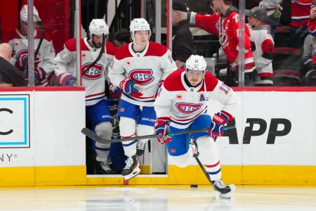 1er janvier 2026 ; Raleigh, Caroline du Nord, États-Unis ; Brendan Gallagher (11) et Cole Caufield (13), ailiers droits des Canadiens de Montréal, patinent sur la glace pour léchauffement avant le match contre les Hurricanes de la Caroline au Lenovo Center.