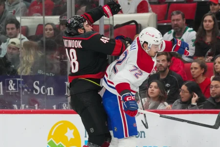 1er janvier 2026 ; Raleigh, Caroline du Nord, États-Unis ; le défenseur des Canadiens de Montréal, Arber Xhekaj (72), met en échec lailier gauche des Hurricanes de la Caroline, Jordan Martinook (48), au Lenovo Center.
