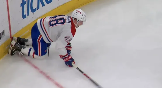Le défenseur du Canadien de Montréal, Lane Hutson, qui semble se blesser face aux Hurricanes de la Caroline.