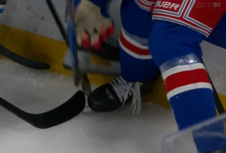 Les amateurs de hockey sont horrifi&eacute;s par le geste de Jordan Tourigny envers Christian Humphreys