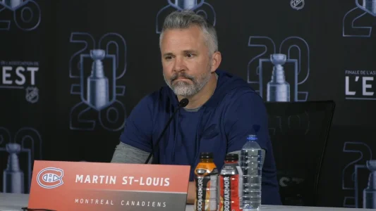 Lentraîneur-chef du Canadien de Montréal, Martin St-Louis, en point de presse devant les médias.