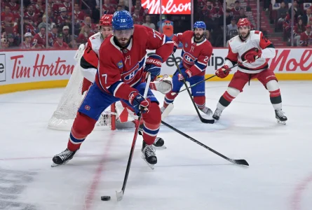 25 mai 2026; Montréal, Québec, Canada; Kirby Dach (77), centre des Canadiens de Montréal, patine face à Mark Jankowski (77), ailier gauche des Hurricanes de la Caroline, durant la première période du troisième match de la finale de lAssociation de lEst des séries éliminatoires de la Coupe Stanley 2026 au Centre Bell.