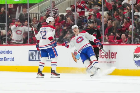 1er janvier 2026 ; Raleigh, Caroline du Nord, États-Unis ; Juraj Slafkovsky (20), ailier gauche des Canadiens de Montréal, célèbre son but avec le défenseur Arber Xhekaj (72) lors de la troisième période contre les Hurricanes de la Caroline au Lenovo Center.