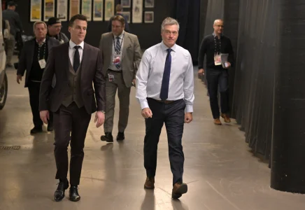 25 janvier 2024; Montréal (Québec), Canada; Patrick Roy, entraîneur-chef des Islanders de New York, arrive au Centre Bell pour une conférence de presse avant le match contre les Canadiens de Montréal.