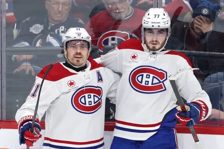 4 février 2026; Winnipeg (Manitoba), Canada; Brendan Gallagher (11), ailier droit des Canadiens de Montréal, célèbre un but contre les Jets de Winnipeg avec le centre Kirby Dach (77) en troisième période au Centre Canada Life.