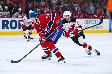 5 avril 2026; Montréal, Québec, Canada; Oliver Kapanen (91), centre des Canadiens de Montréal, joue la rondelle contre Nico Hischier (13), centre des Devils du New Jersey, durant la troisième période au Centre Bell.