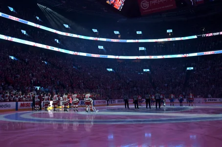 25 mai 2026; Montréal, Québec, Canada; Les joueurs des Hurricanes de la Caroline et des Canadiens de Montréal sur la glace pour les hymnes nationaux avant le troisième match de la finale de lAssociation de lEst des séries éliminatoires de la Coupe Stanley 2026 au Centre Bell.
