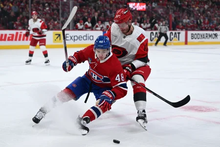 27 mai 2026; Montréal, Québec, Canada; Le défenseur des Canadiens de Montréal, Lane Hutson (48), et lailier droit des Hurricanes de la Caroline, Andrei Svechnikov (37), tentent de récupérer une rondelle libre durant la deuxième période du quatrième match de la finale de lAssociation de lEst des séries éliminatoires de la Coupe Stanley 2026 au Centre Bell.