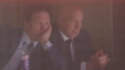 Kent Hughes et Jeff Gorton, dans leur loge au Centre Bell, pendant le duel entre le Canadien de Montréal et les Hurricanes de la Caroline.
