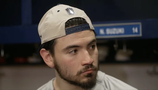 Le capitaine du Canadien de Montréal, Nick Suzuki, en point de presse devant les médias après la défaite contre les Hurricanes de la Caroline au Centre Bell.