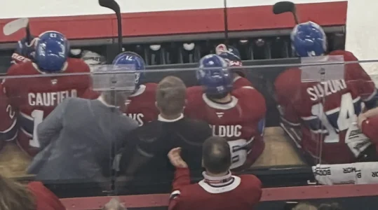 Scène impliquant certains joueurs au banc du Canadien de Montréal, en plus de lentraîneur-chef Martin St-Louis.