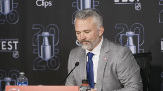 Lentraîneur-chef du Canadien de Montréal, Martin St-Louis, en point de presse devant les médias après la défaite contre les Hurricanes de la Caroline au Centre Bell.