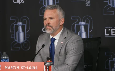 Sc&egrave;ne g&ecirc;nante hier en plein match : Martin St-Louis passe un message aux fans du Canadien